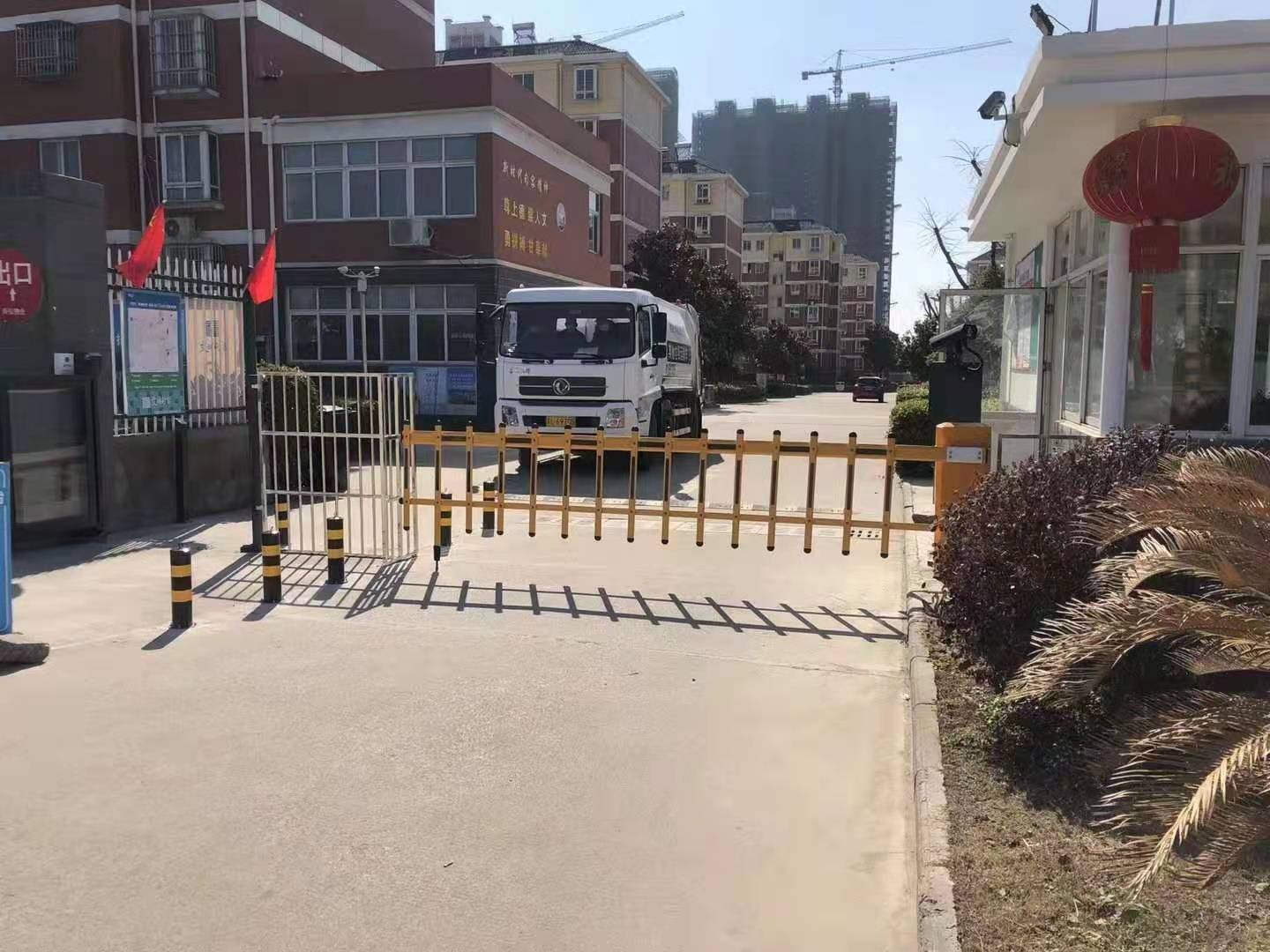 戴帽款单层栅栏道闸